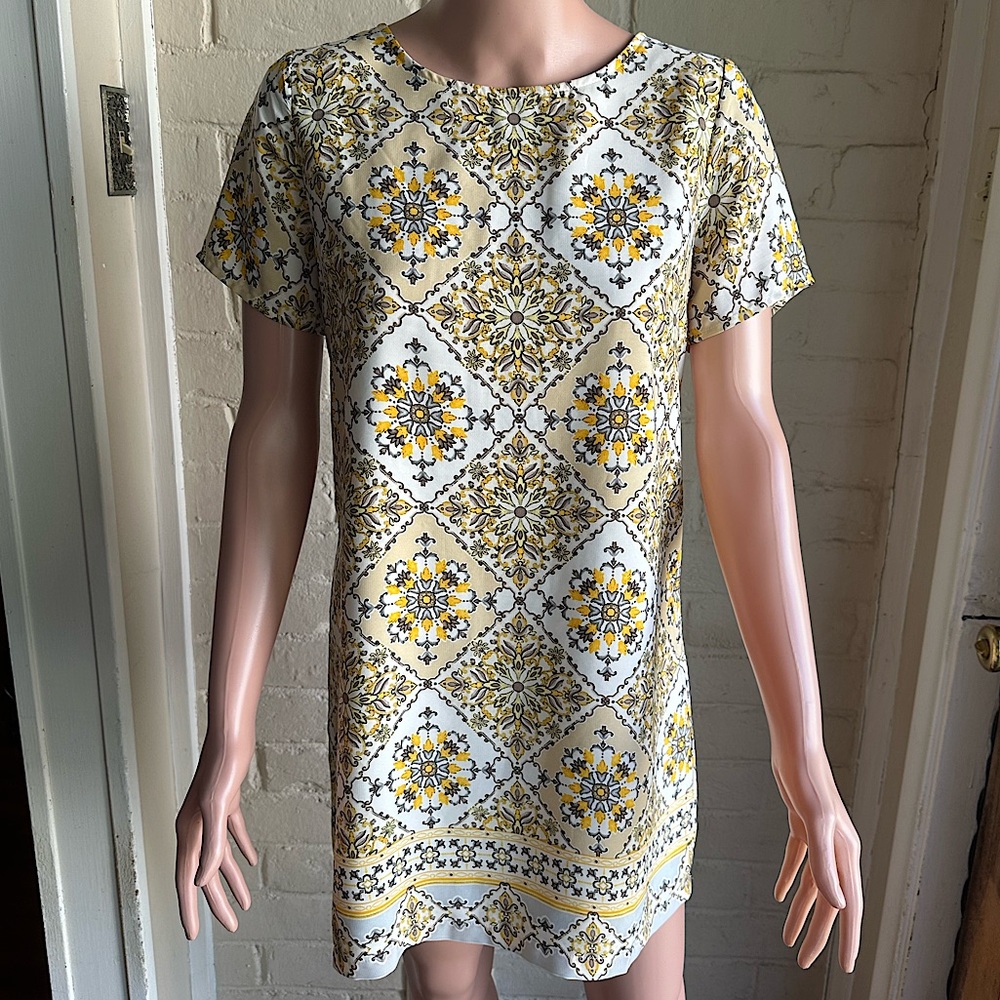 Lulu’s size small yellow and white beautiful summer pattern dress